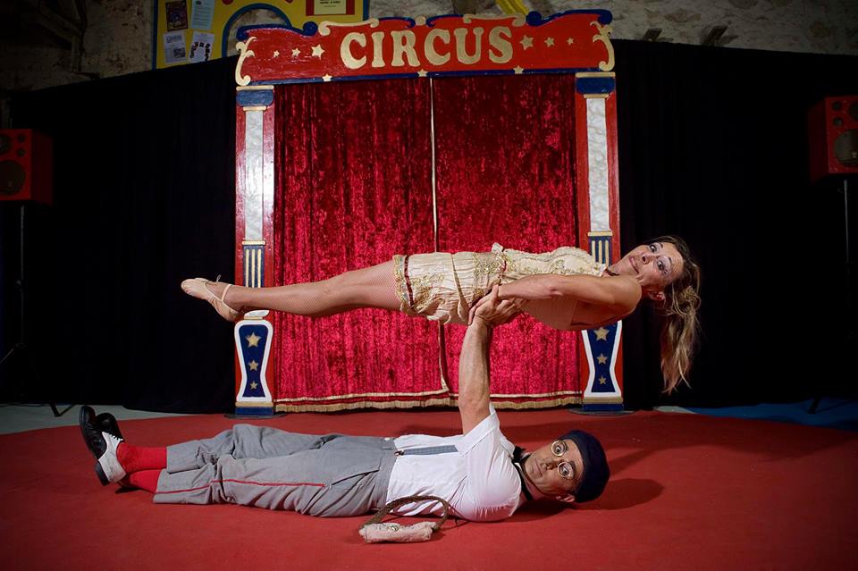 Spectacles de cirque, arbre de noël, foire